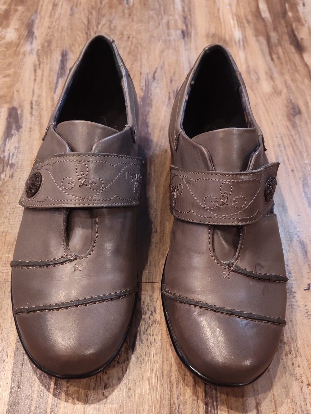 NWOT Aetrex Gray Leather Loafer, Velcro Close, Sz 6.5